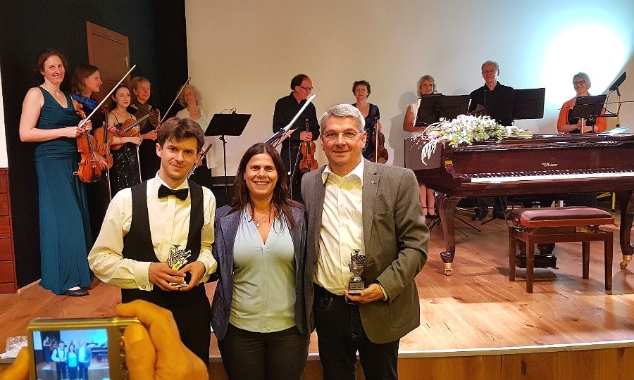 Roman Salyutov, Lizy Delaricha, Bürgermeisterin von Ganey Tikva, Lutz Urbach, BM GL, vor Angehörigen des Yachad Chamber Orchestra