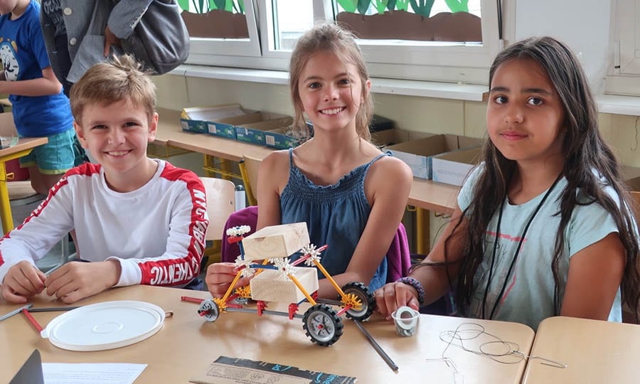 Till, Rabea und Yara konstruieren ein Mondfahrzeug. Foto: Iris Wirths/IHK Köln