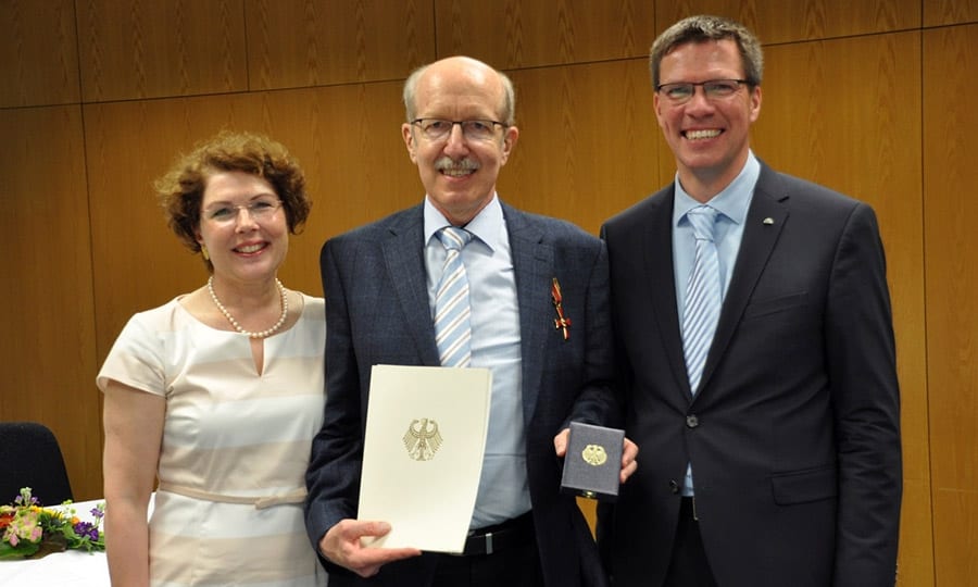 Dr. Arne Hofmann mit seiner Frau und Landrat Stephan Santelmann