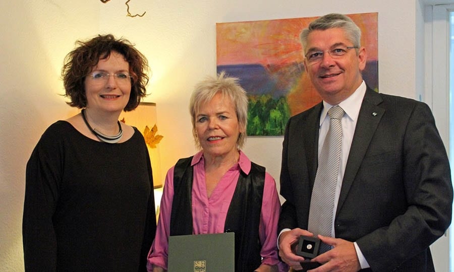 Ursula Nantke (Mitte) mit SPD-Stadtratsmitglied Ute Stauer und Bürgermeister Lutz Urbach