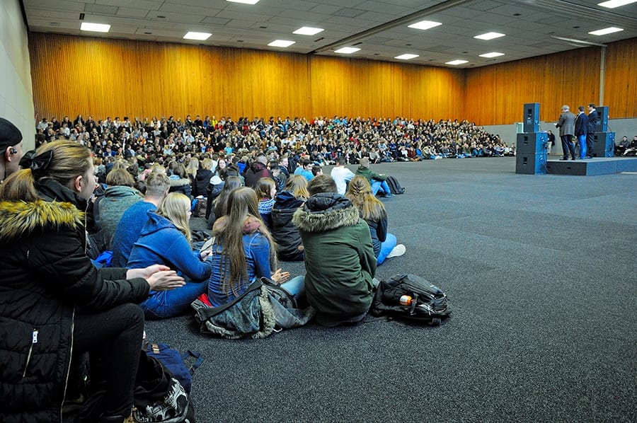 Schülerinnen und Schüler in der Halle