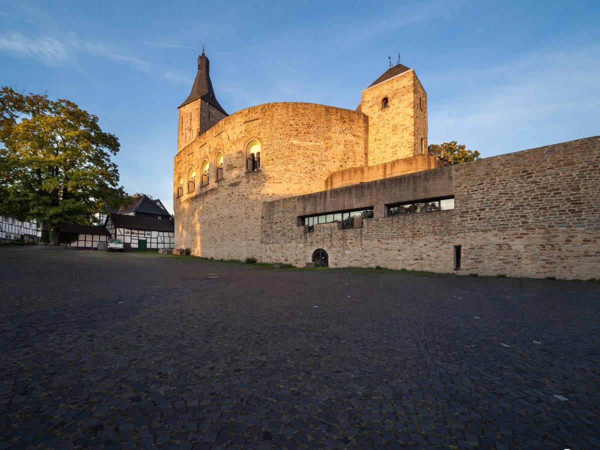 Die Mauern der Alten Burg Bensberg beherbergen heute das moderne technische Rathaus der Stadt Bergisch Gladbach, entworfen von Böjm