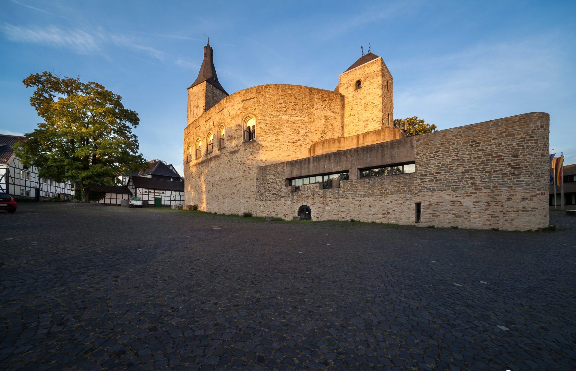 Die Mauern der Alten Burg Bensberg beherbergen heute das moderne technische Rathaus der Stadt Bergisch Gladbach, entworfen von Böjm