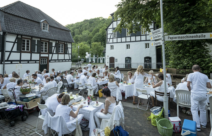 Das White Dinner fand in diesem Jahr in Bergisch Gladbach auf dem Gelände des Papiermuseums Alte Dombach statt. Foto: Max Schmidt