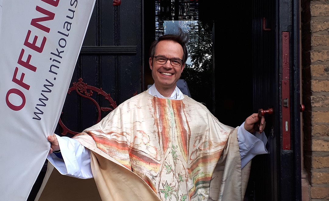 Pfarrer Andreas Süß im Eingangsportal von St. Nikolaus