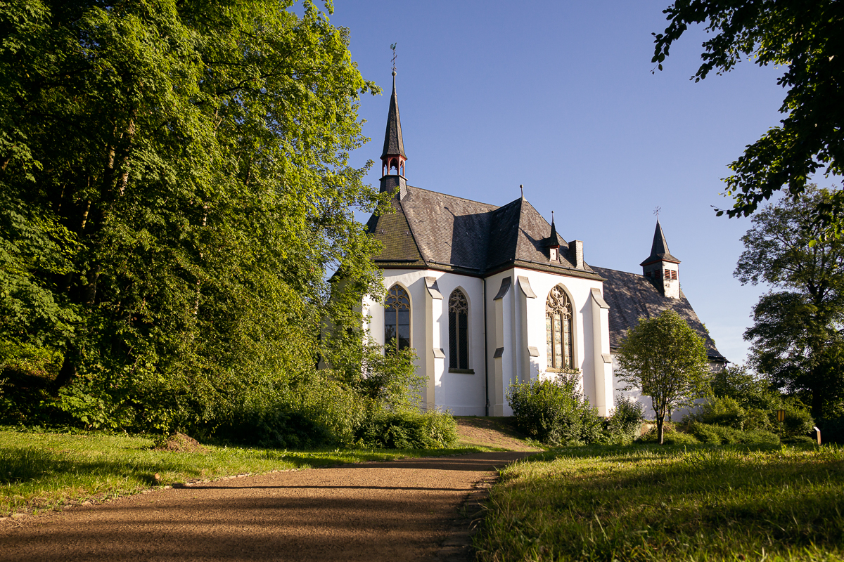 Kulturkirche Herrenstrunden bietet  Lesung, Kunst und viel Musik