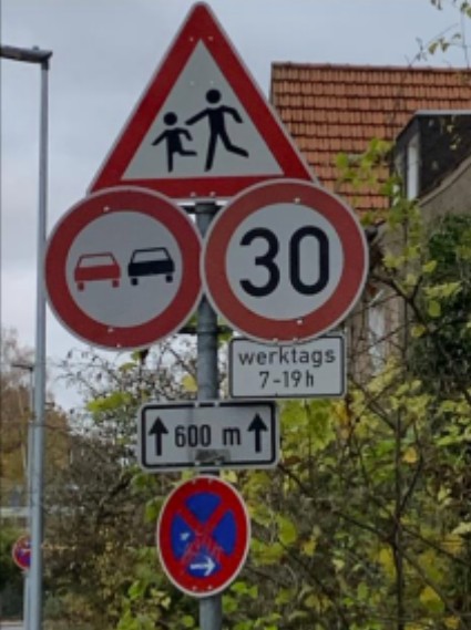 Hauptstraße: neue Verkehrsspiegel zur besseren Ausfahrt