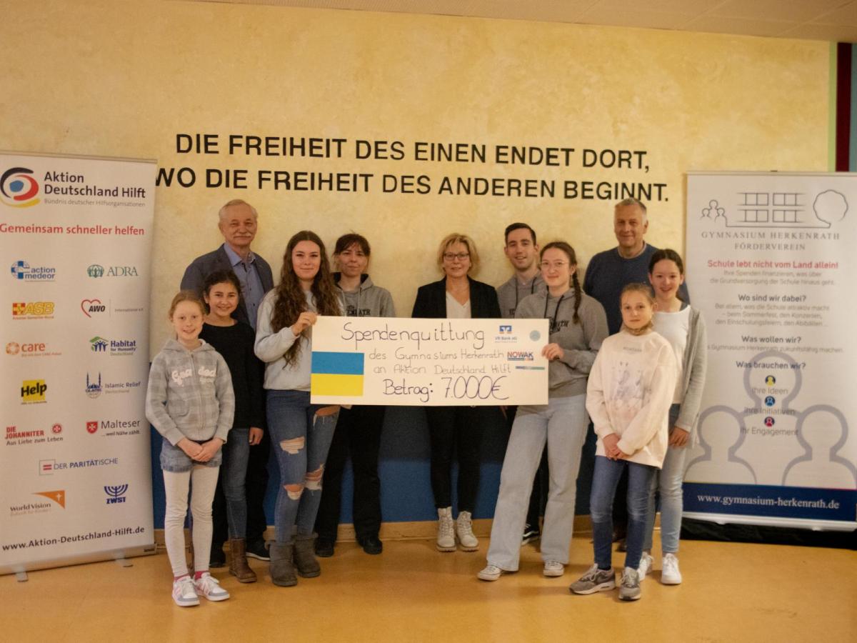 Verwendungszweck Ukraine: Gymnasium Herkenrath übergibt Spende