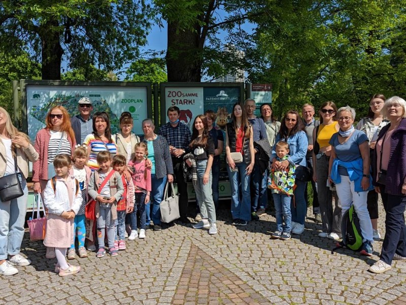 Ukrainische Flüchtlinge besuchen den Zoo