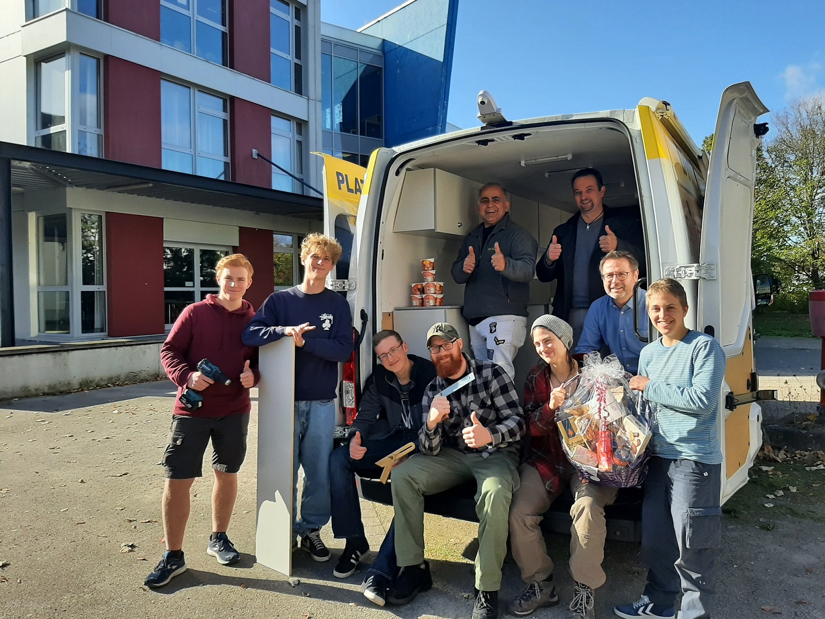 Tischler-Azubis des Berufskollegs bauen Kältebus der Platte aus -  Bürgerportal Bergisch Gladbach