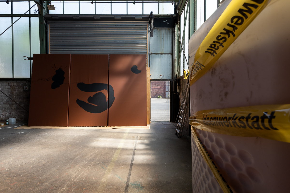 K-nstlerin-malt-in-Zanders-Halle-Das-Universum-