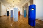 Das Foto zeigt eindrucksvolle Werke der Künstlerin Mechthild Frisch im Kunstmuseum Villa Zanders. Sie zeichnen sich durch die Bearbeitung des Materials aus, zum Beispiel durch Perforationen.
