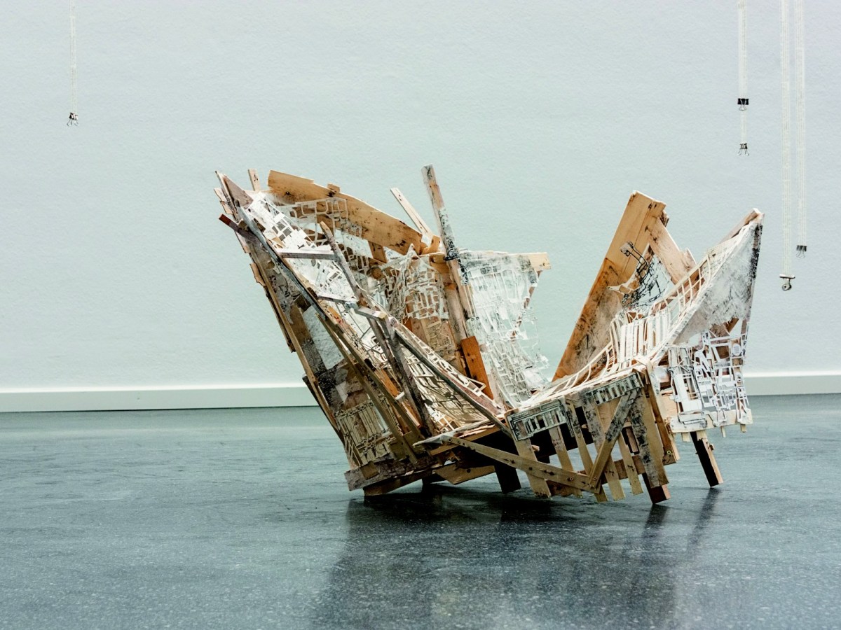 Ein filigranes Kunstobjekt aus Holz und Papier, das an ein altes Wrack erinnert.