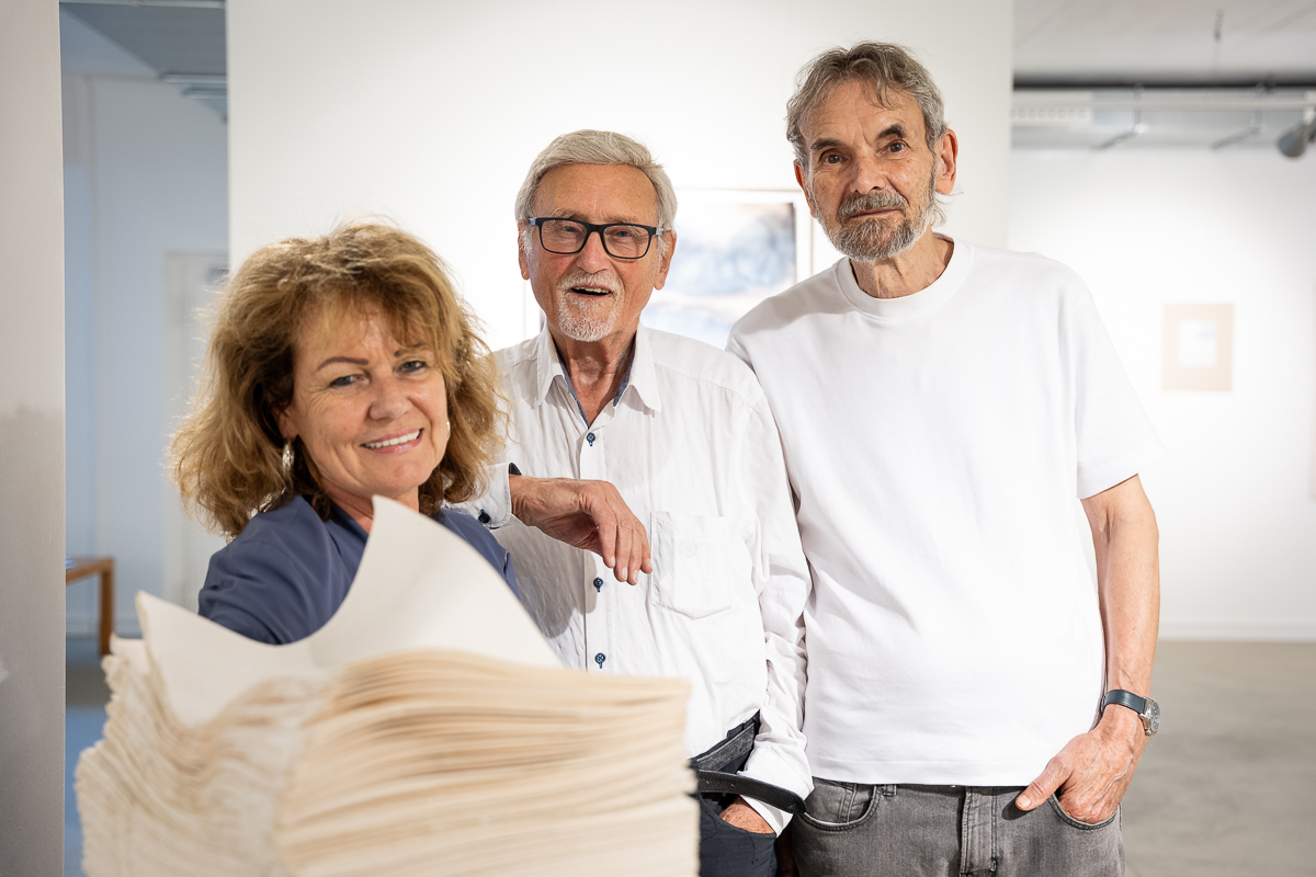 Galeristin Marlis Sauer, der Künstler Wolfgang Heuwinkel und Kurator Peter Köster (von links nach rechts)
