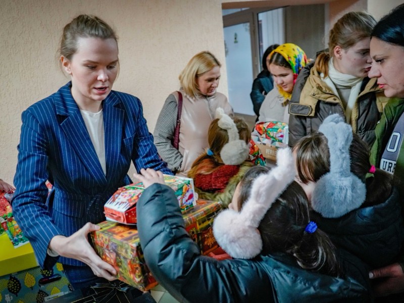 Geschenke in Butscha an Waisenkinder übergeben