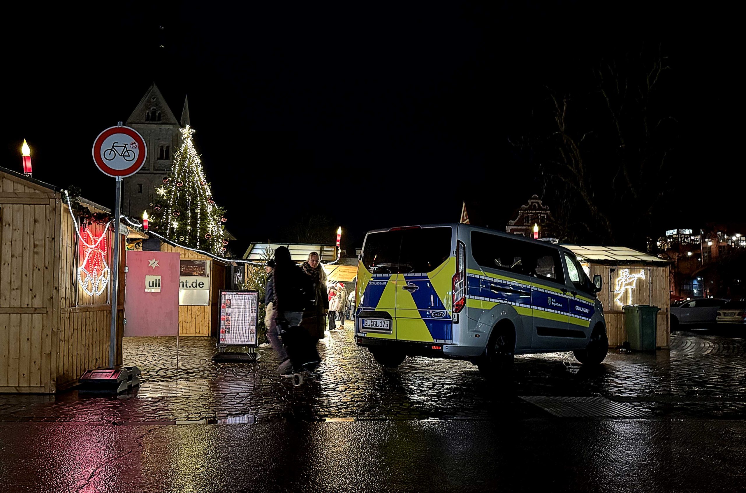 Die Gassen in den Weihnachtsmarkt auf dem Konrad-Adenauer-Platz wurden nach dem Anschlag in Magdeburg mit Fahrzeugen blockiert. Foto: Redaktion