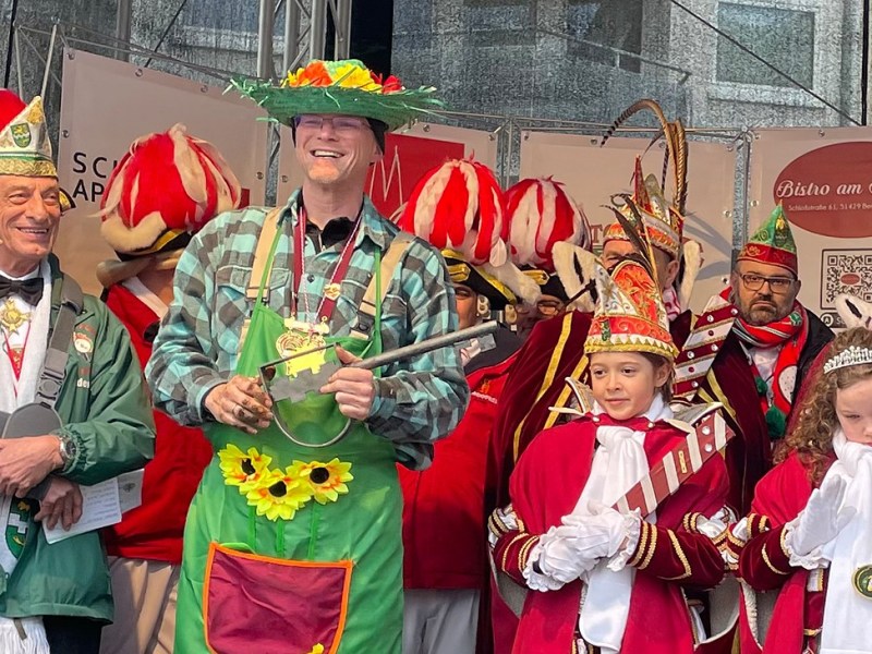 Gärtner Frank Stein gibt sich den Jecken geschlagen