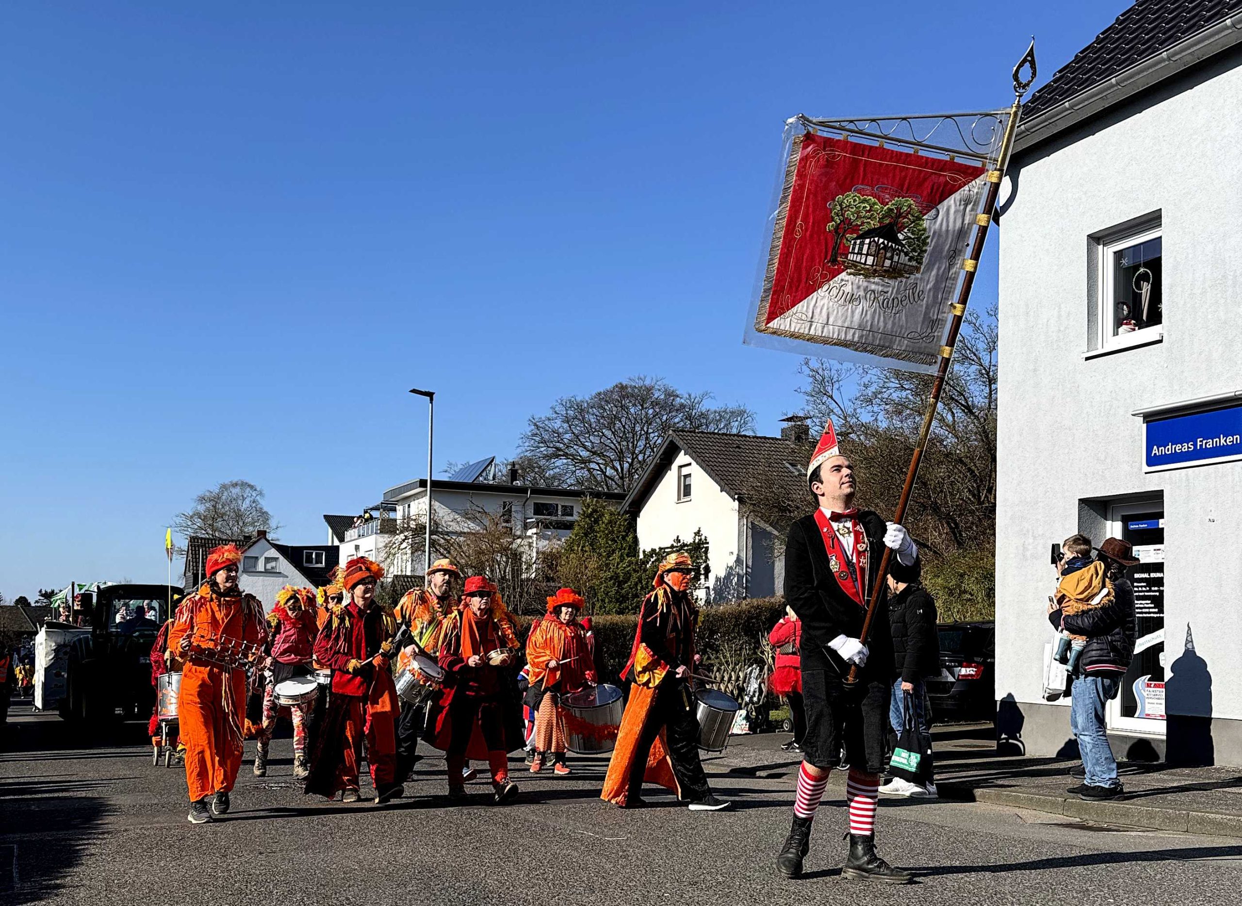 Klein-aber-fein-Der-Karnevalszug-in-Sand