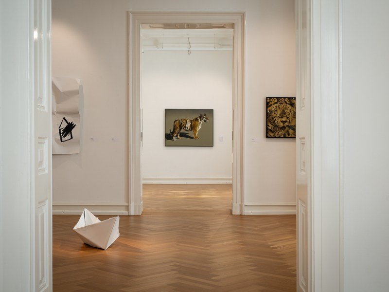 Illusion und Greifbarkeit – „Papiertiger“ von Eckart Hahn in der Villa Zanders