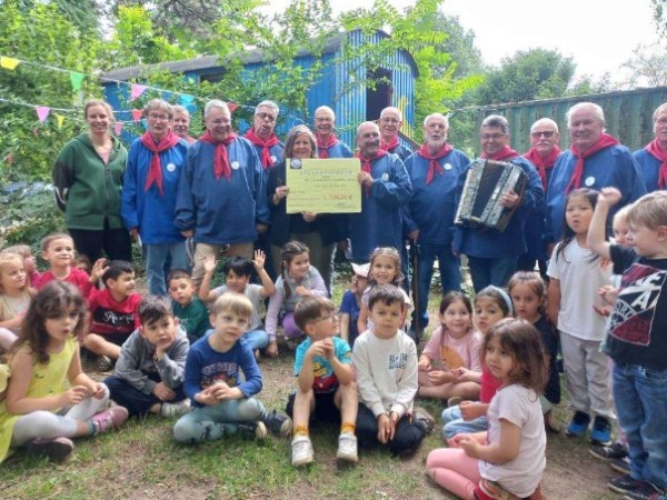 „Pengsjonge“ sponsern Ausbau des Bauwagens der KiTa St. Marien