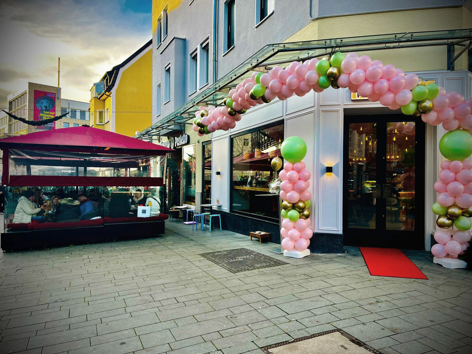 Espresso-Perfetto-Mehr-Platz-mehr-Angebot-und-immer-noch-famili-r