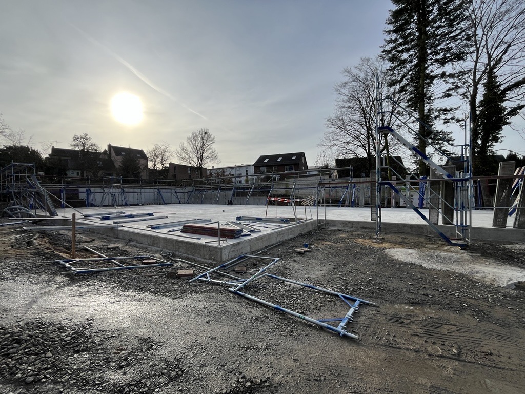 Am-Schulzentrum-Herkenrath-werden-die-neuen-Module-aufgebaut