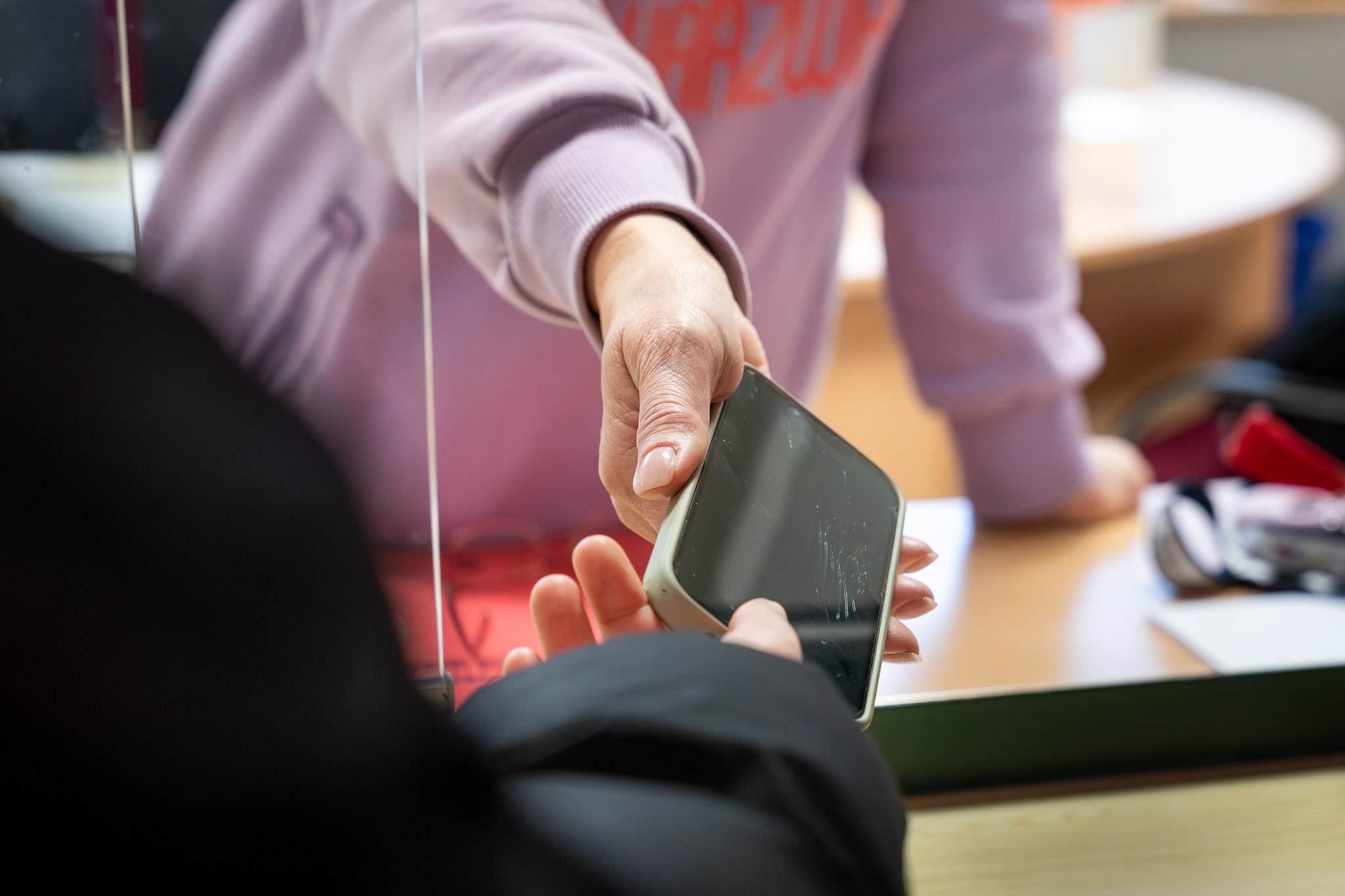 Von-Handyhotel-bis-Verbot-Diese-Regeln-f-r-Handys-gelten-an-Schulen-in-GL