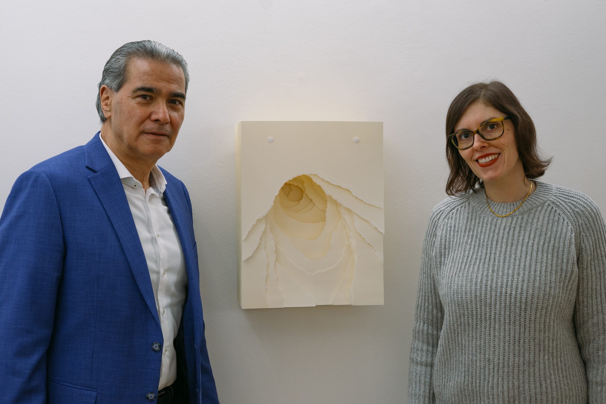 Schwebende-Kunst-aus-Papier-Angela-Glajcar-in-der-Villa-Zanders