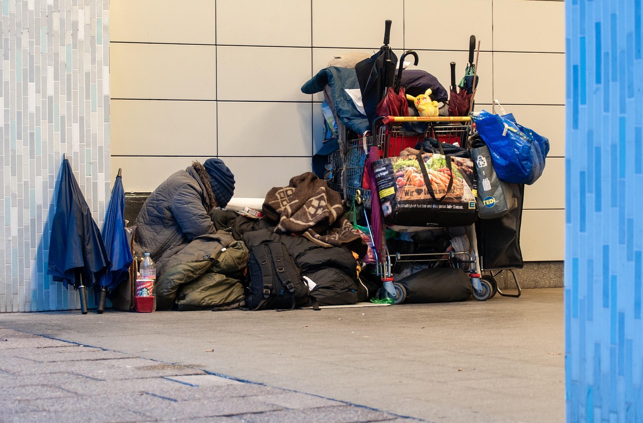 Obdachlose-und-die-K-lte-Stadt-bietet-gen-gend-Schlafpl-tze