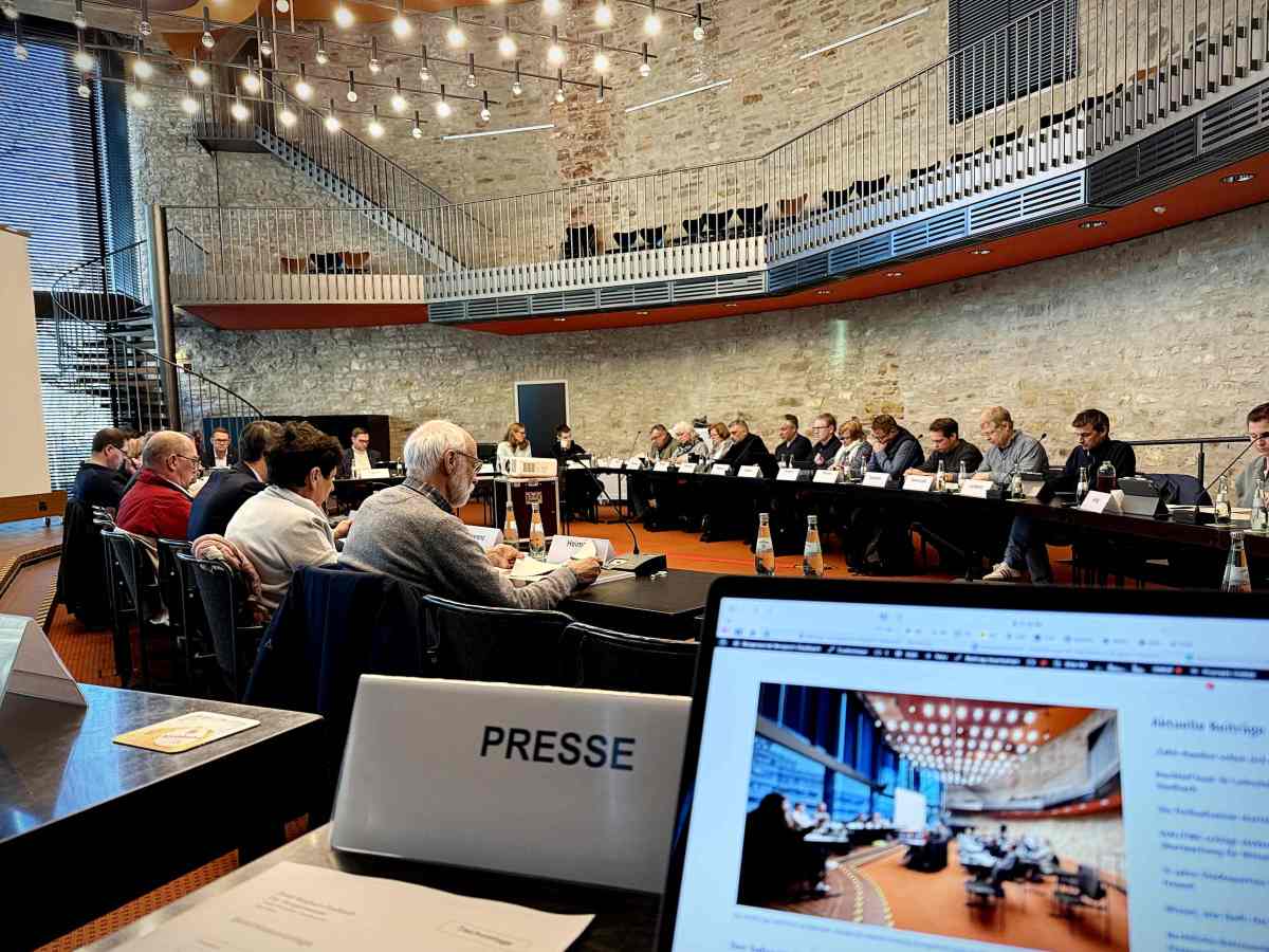 Schule, kurz & knapp: Notreparatur, Standards und Verkehrschaos