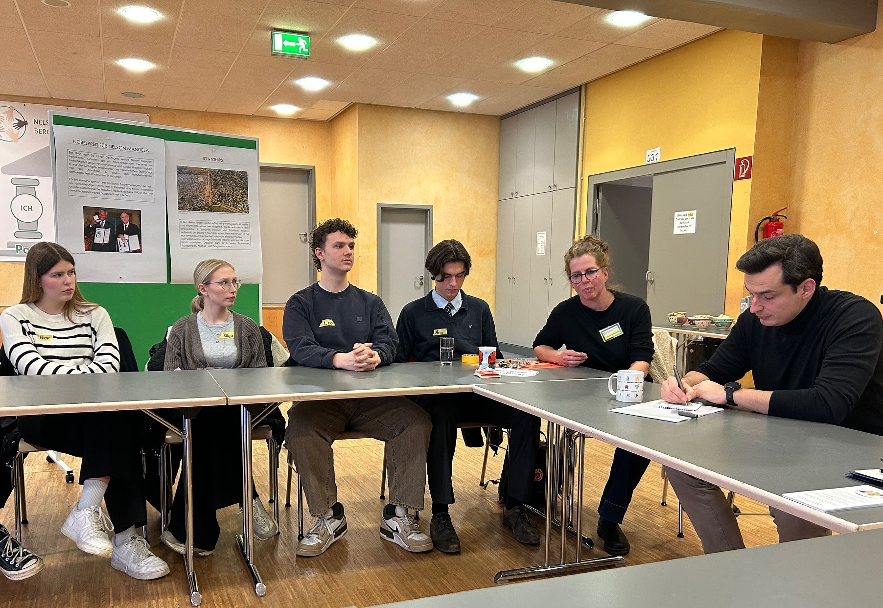 Jugendliche-diskutieren-mit-Kreutz-ber-ihre-Zukunft-in-GL