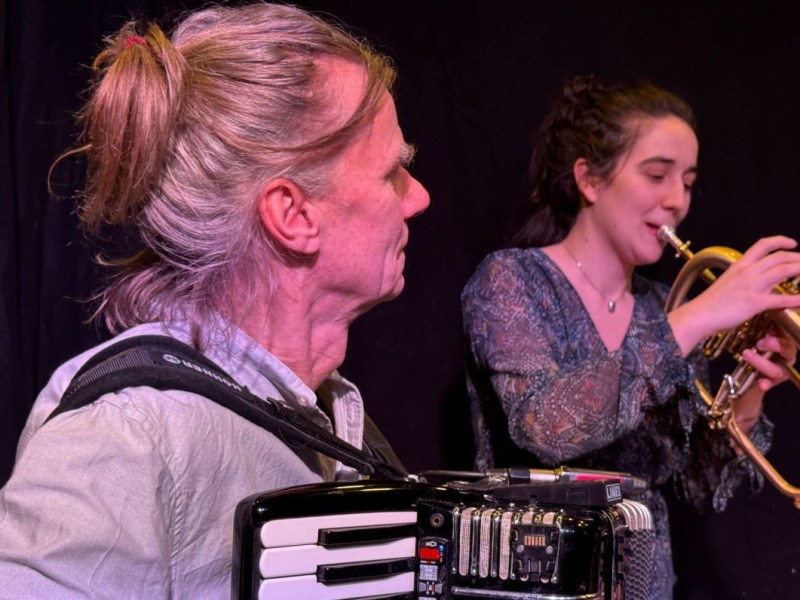 Musik, Lesung und Pop-Comedy im April im THEAS