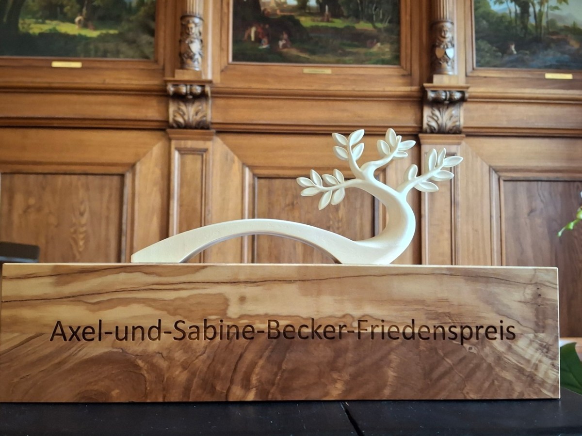 Ein Wanderpokal für tatkräftige Völkerverständigung 