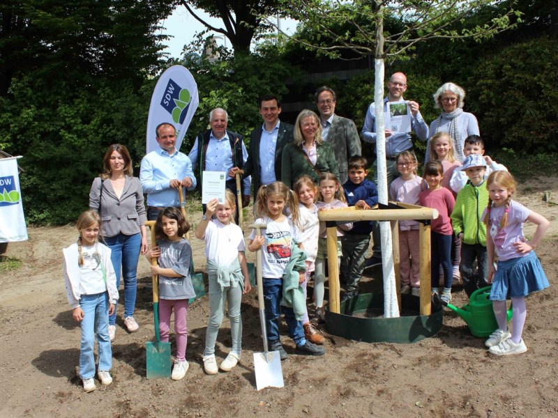 Eine virtuelle Reise und ein echter Baum für die Grundschule Bensberg