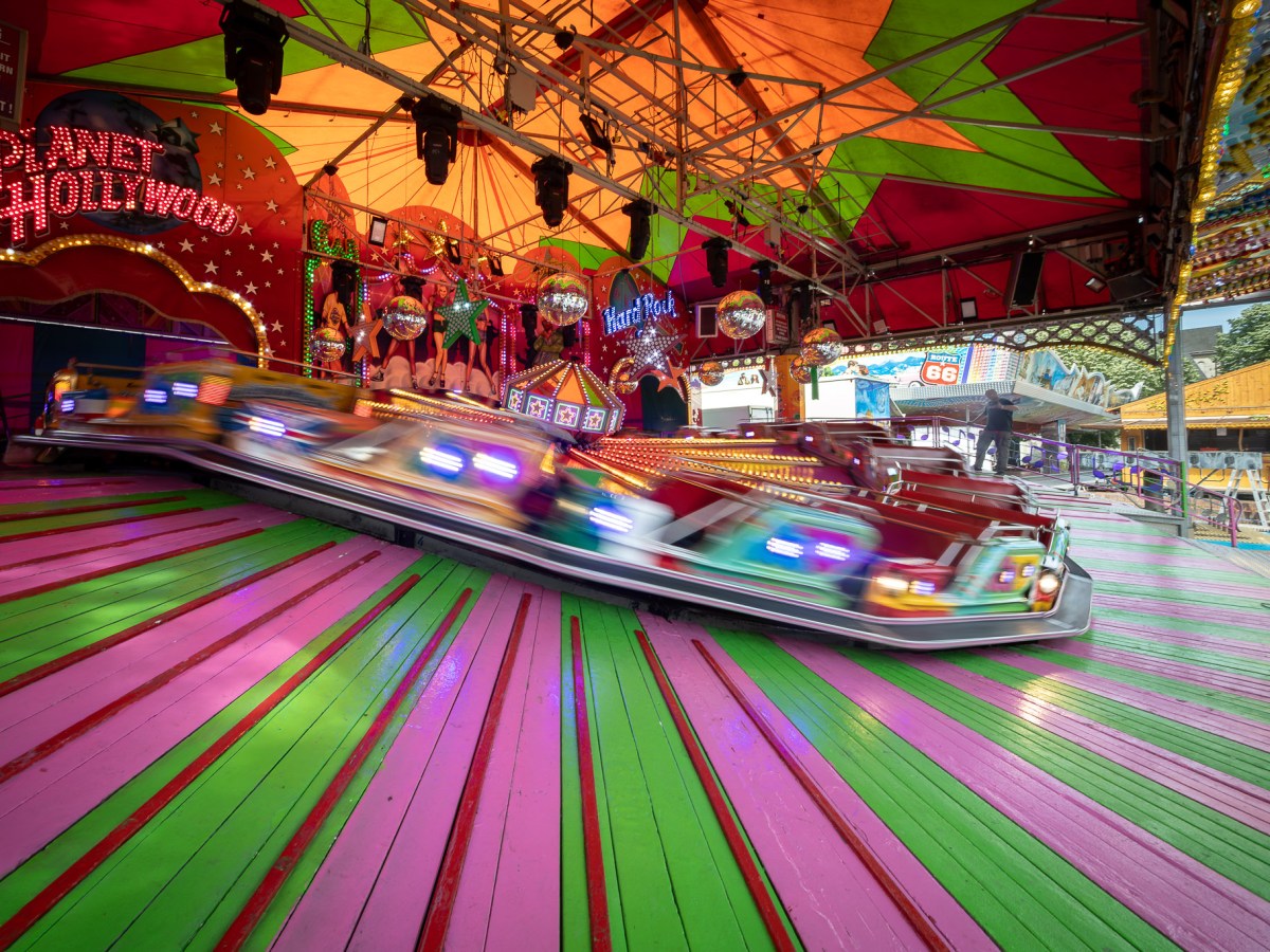 Eine Woche Aufbau für ein paar Minuten Fahrspaß: Kirmes ist Knochenarbeit