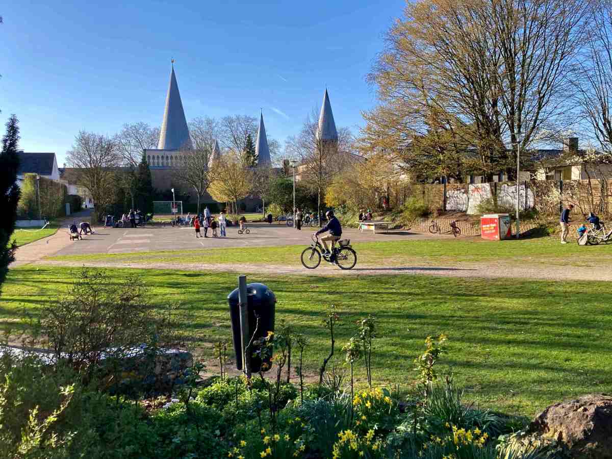 Grün trifft Begegnung: Der Dorfplatz in Schildgen