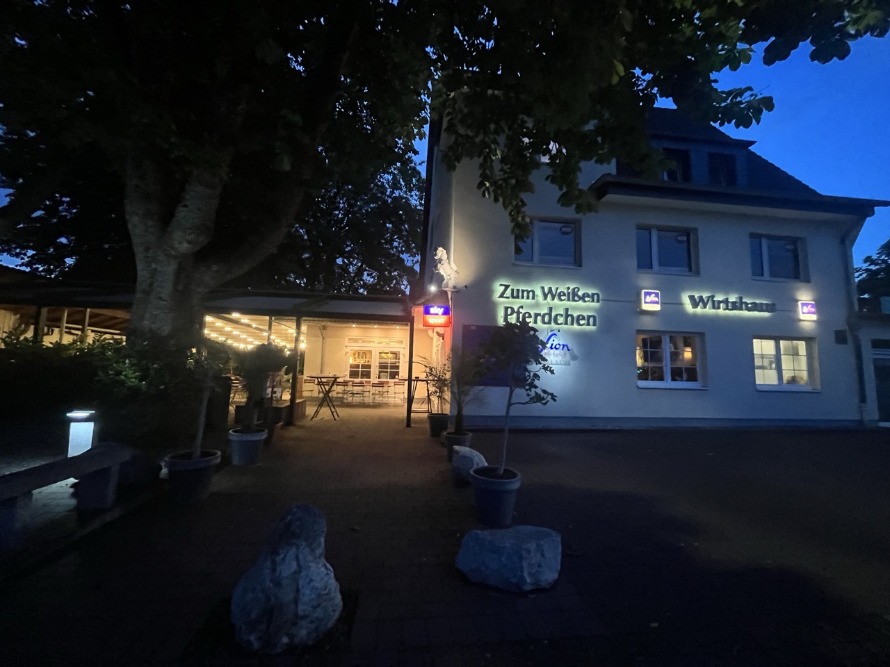 Zum-Wei-en-Pferdchen-Gasthaus-mit-Biergarten-und-Geschichte