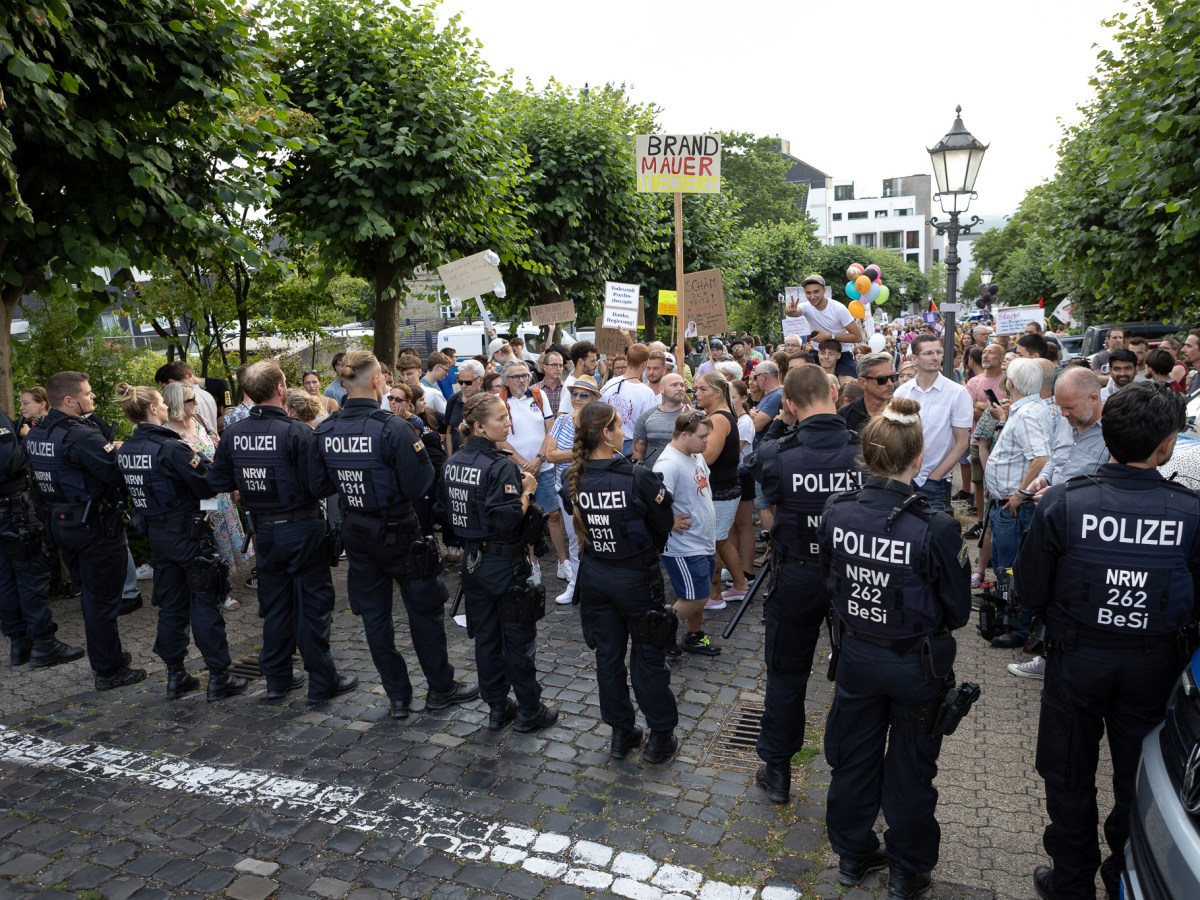 Bunter Empfang für Merz und Macron in Bensberg