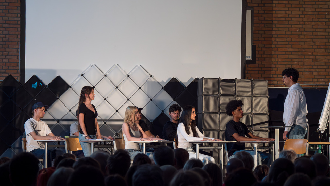 Zwischen-Schauspiel-und-Realit-t-NCG-feiert-Premiere-des-St-cks-Die-Welle-