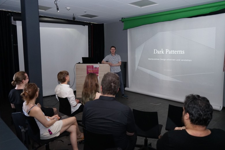Lars Kalthoff, Dozent am bib International College Bergisch Gladbach klärte auf dem Digitaltag über „Dark Patterns“ auf – speziell designte Webseiten, die die User manipulieren sollen. Fotos: Klaus Pehle/FHDW