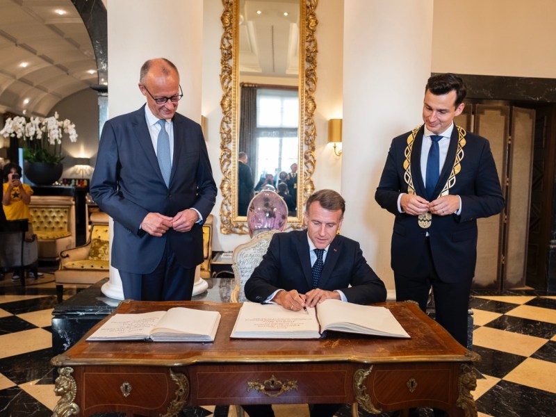 Merz und Macron, Kreutz und Kette