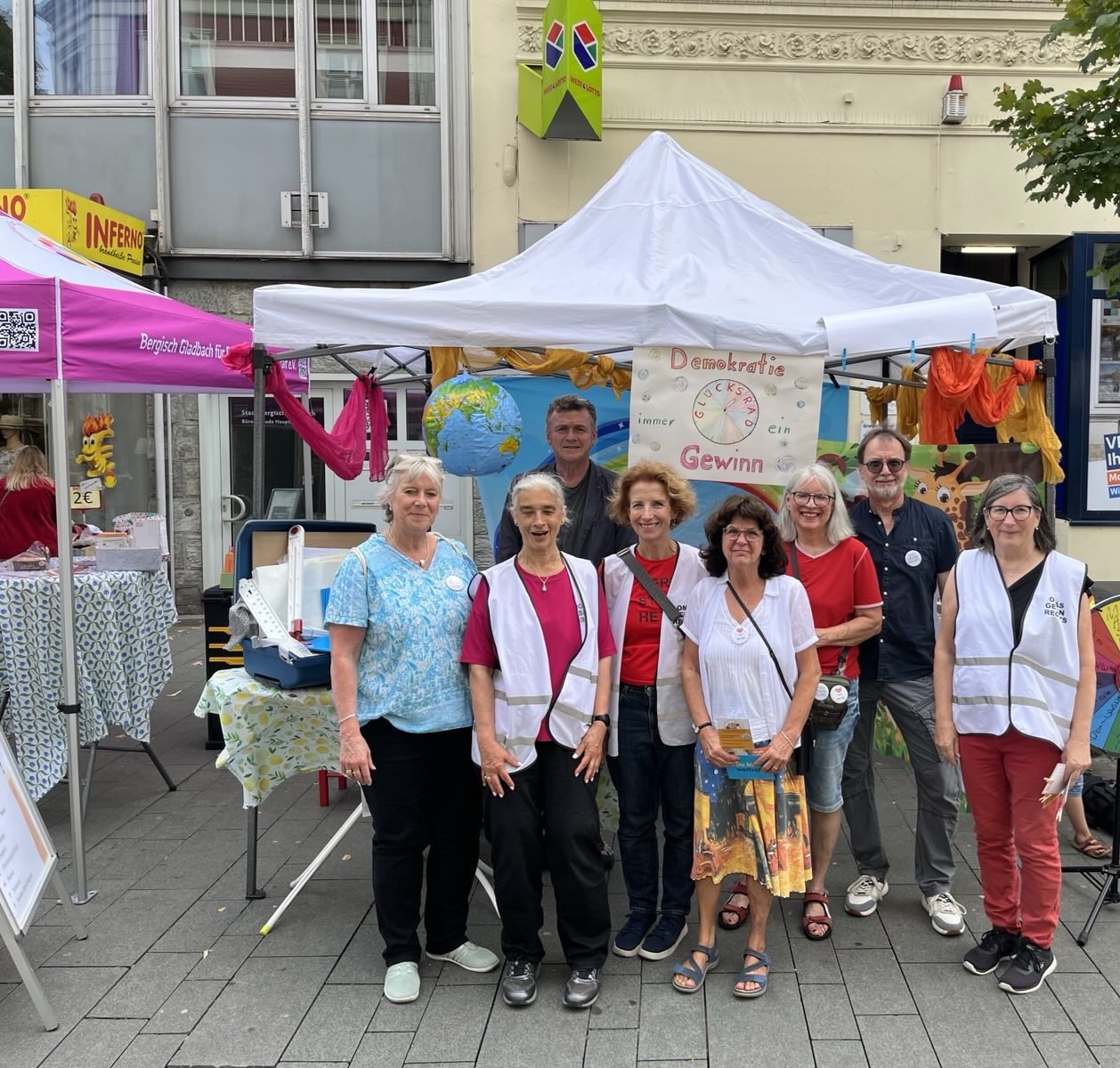 DeVi-und-Omas-gegen-Rechts-setzt-Zeichen-gegen-Rassismus