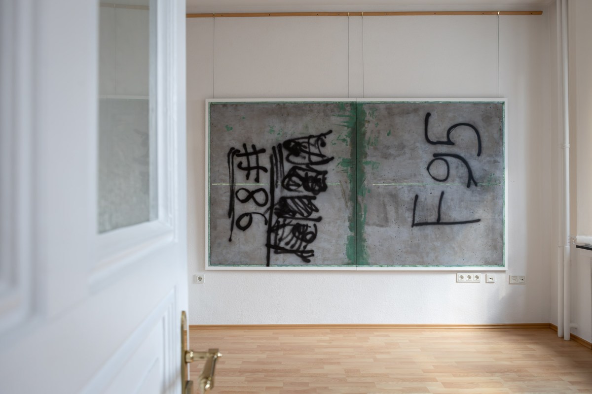 Vertraute Spuren – Anibal Maximilian Kostka und das „Offene Feld“ in der Galerie Partout