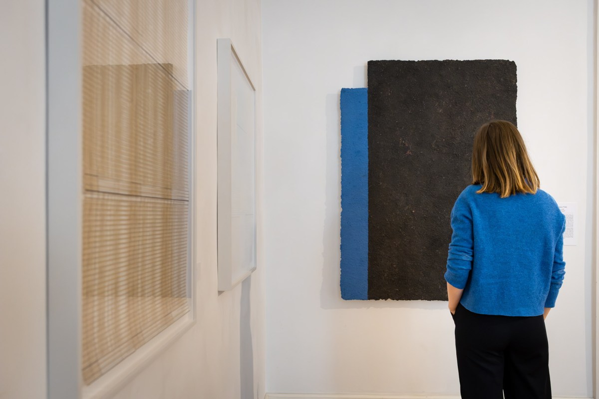 Schule des Sehens – „Paper Minds“ zeigt konkrete Kunst aus Papier in der Villa Zanders