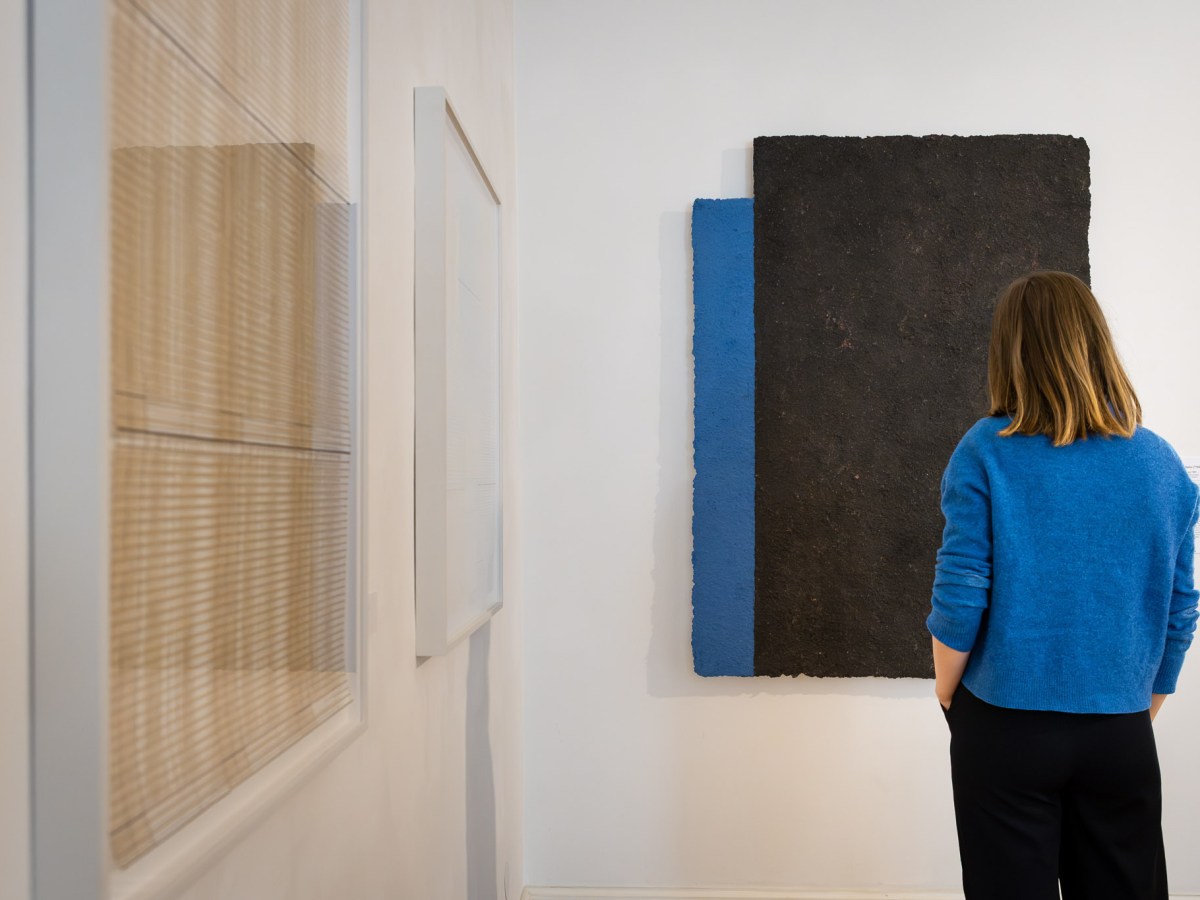 Schule des Sehens – „Paper Minds“ zeigt konkrete Kunst aus Papier in der Villa Zanders
