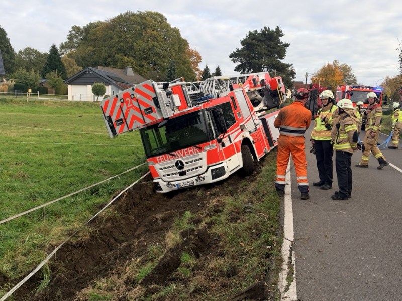 Fahrzeug der Feuerwehr in Herkenrath verunglückt